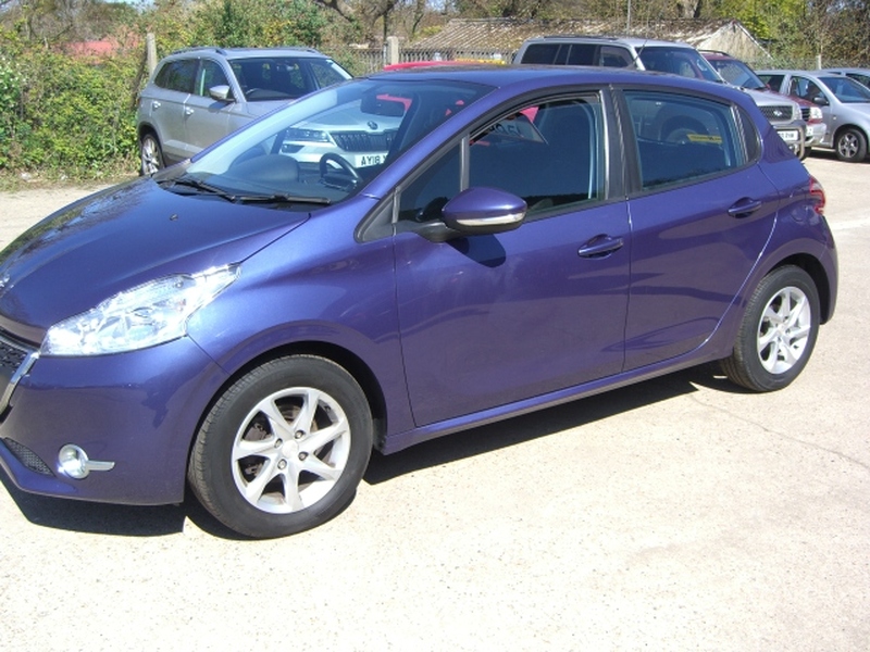 PEUGEOT 208