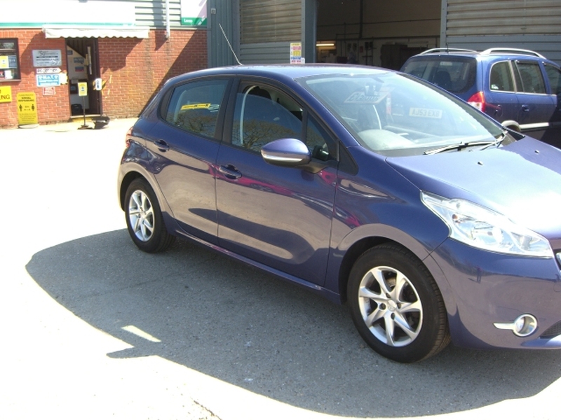 PEUGEOT 208